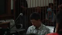 Terdakwa Wahid Husen yang merupakan mantan Kepala Lapas Sukamiskin tertunduk saat mendengarkan sidang vonis di Pengadilan Tipikor Bandung, Senin (8/4/2019). (Huyogo Simbolon)