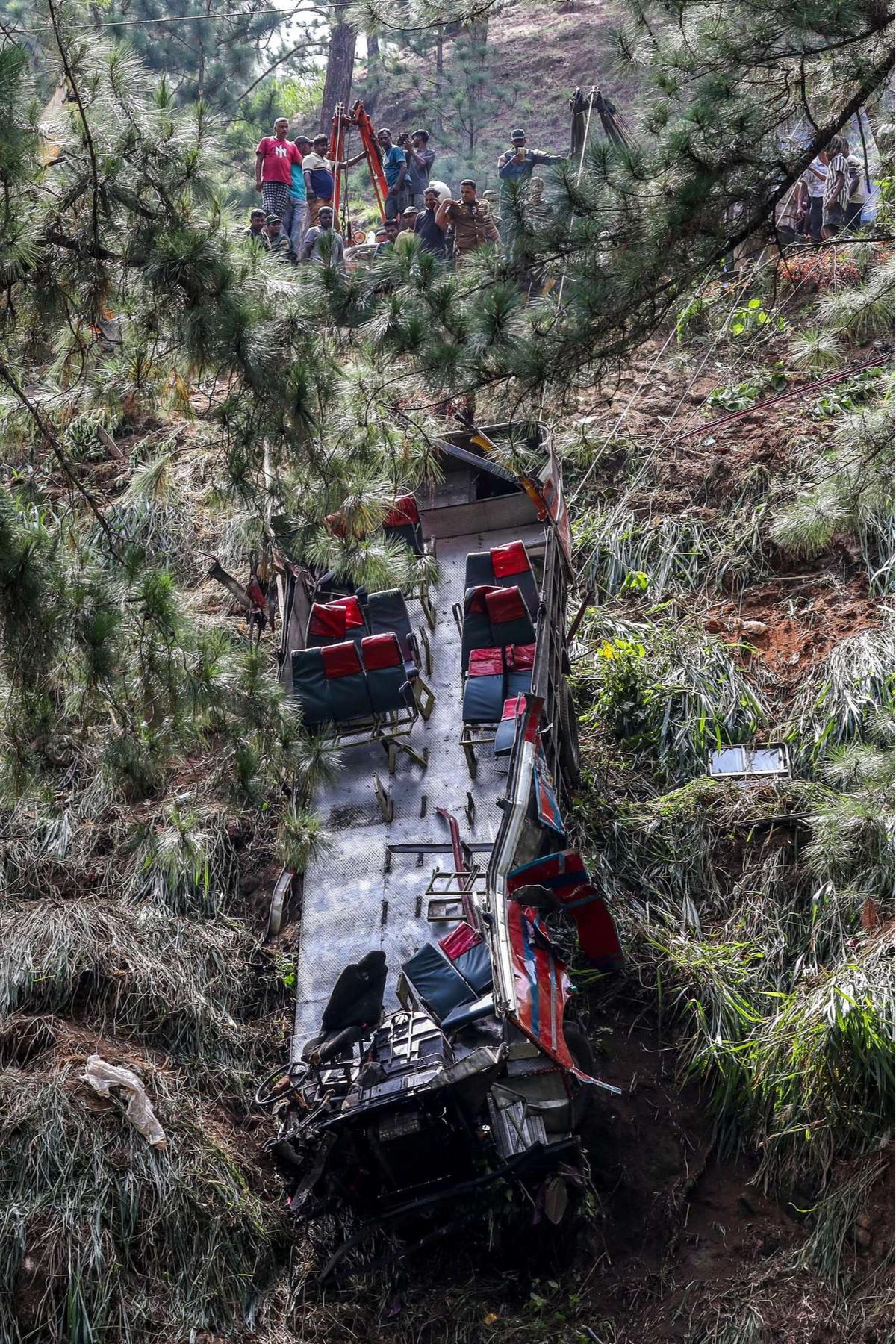 Kecelakaan Tragis Bus Penuh Sesak Terjun ke Jurang di Sri Lanka