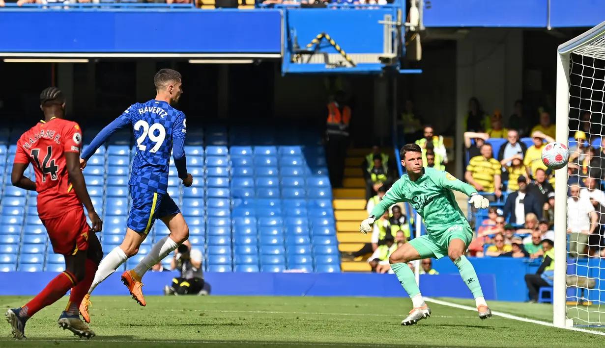 Pemain Chelsea Kai Havertz (kedua dari kiri) melakukan tendangan untuk mencetak gol ke gawang Watford pada pertandingan sepak bola Liga Inggris di Stamford Bridge, London, Inggris, 22 Mei 2022. Chelsea menang 2-1. (Glyn KIRK/AFP)