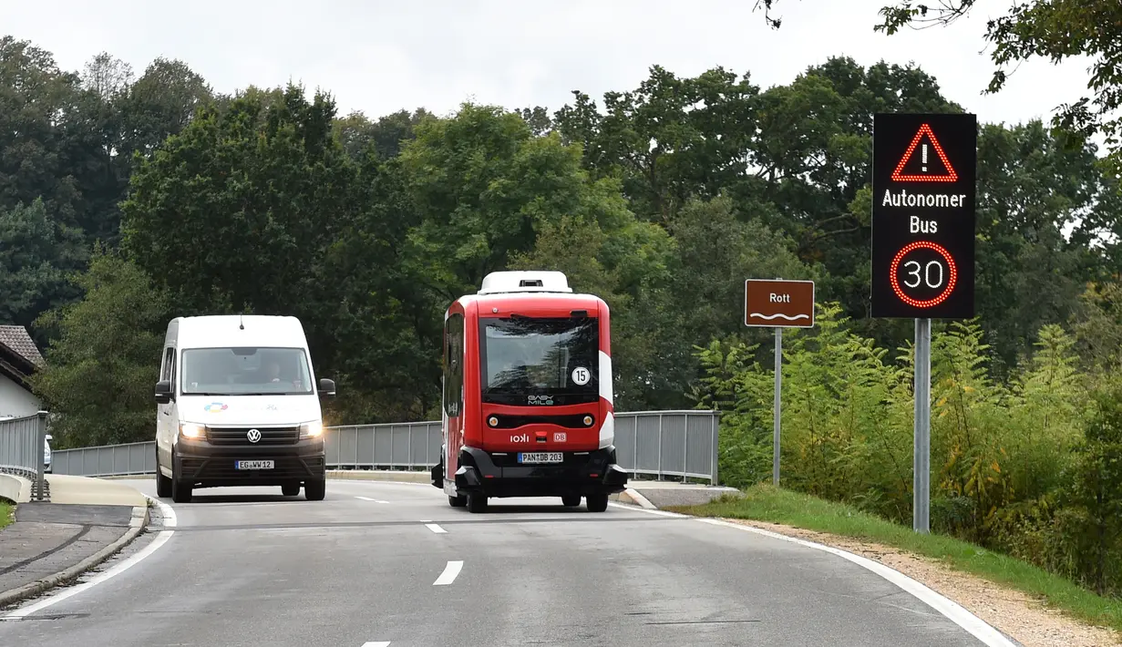 Bus tanpa sopir alias bus otonom melaju di dekat stasiun kereta api Bad Birnbach, Jerman selatan, pada 7 Oktober 2019. Dengan menggunakan tenaga listrik, bus memiliki enam tempat duduk dan dapat menampung lebih dari enam penumpang berdiri. (Christof STACHE / AFP)