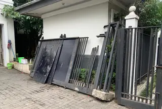 Rumah Wakil Presiden Ke-10 dan Ke-12 RI Jusuf Kalla di kawasan Dharmawangsa, Jakarta Selatan, ditabrak mobil pada subuh hari, Rabu (18/2/2026). (Foto: Istimewa)