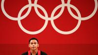 Lifter Indonesia Eko Yuli Irawan meraih medal perak cabang angkat besi 61kg putra pada Olimpiade Tokyo 2020 di Tokyo International Forum, Minggu 25 Juli 2021. (Vincenzo PINTO / AFP)