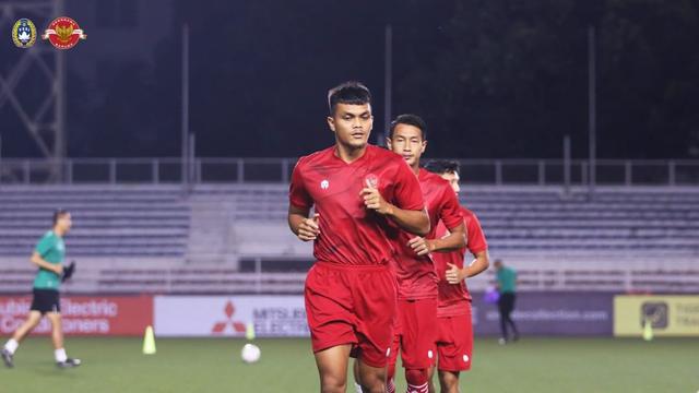 Timnas Indonesia berlatih di Rizal Memorial Stadium, Manila.