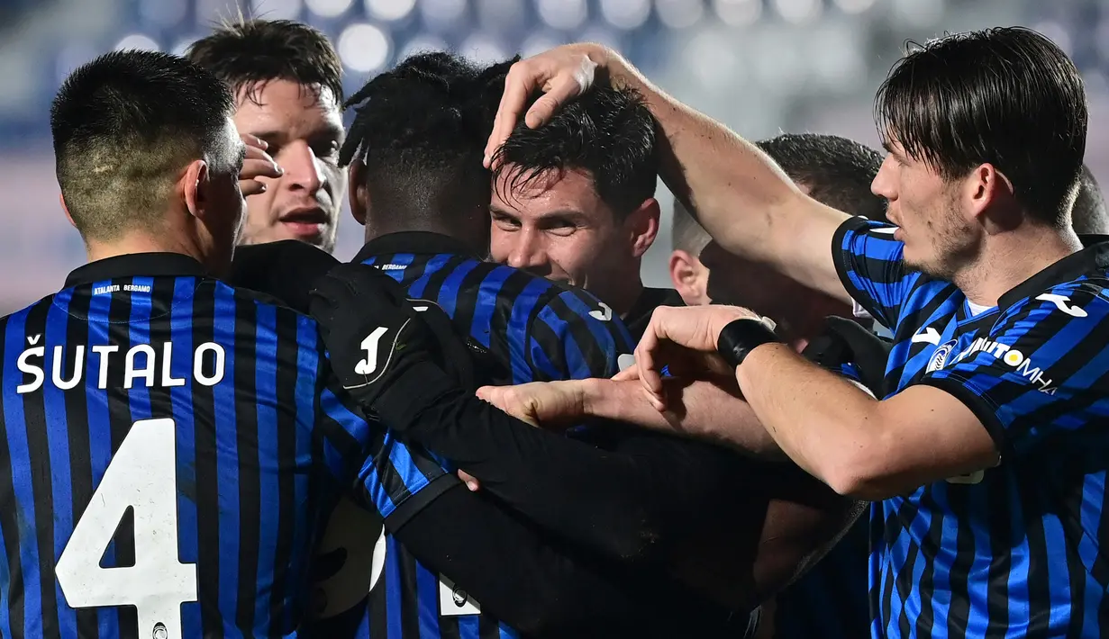 Para pemain Atalanta merayakan gol kedua gelandang Matteo Pessina (tengah) ke gawang Napoli dalam laga leg kedua semifinal Coppa Italia 2020/21 di The Azzurri d'Italia Stadium, Rabu (10/2/2021). Atalanta menang 3-1 atas Napoli. (AFP/Miguel Medina)