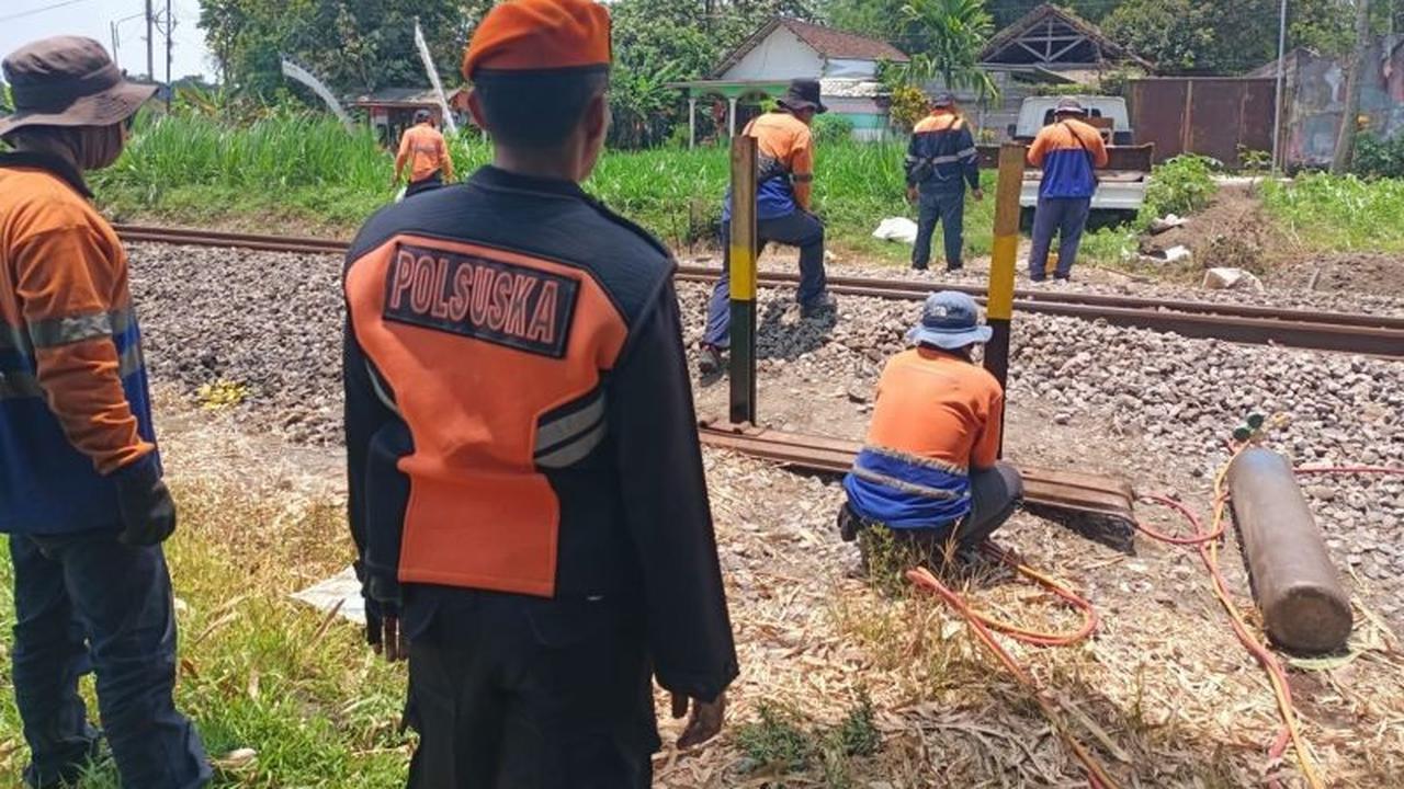 Tahukah Anda, Perlintasan Liar Tanpa Pengamanan Bisa Sebabkan Kecelakaan Fatal? KAI Daop 7 Madiun Gencarkan Penutupan Perlintasan Liar Demi Keselamatan KA