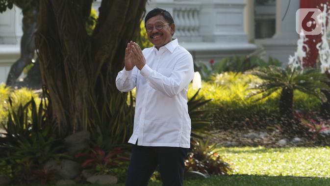 Sekjen Partai Nasdem Johnny G Plate  tiba di Kompleks Istana Kepresidenan di Jakarta, Selasa (22/10/2019). Mengenakan kemeja putih sama dengan tokoh lain yang sebelumnya hadir. Johnny tak berkomentar banyak dan langsung masuk ke Istana untuk bertemu Jokowi. (/Angga Yuniar)