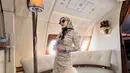 Gaya semarak Bella Shofie saat naik pesawat. Ia mengenakan outfit serba putih dengan corak yang semarak. Bagian rok memiliki detail tutu panjang yang menjuntai hingga ke lantai. [Foto: Instagram/bellashofie_rigan]