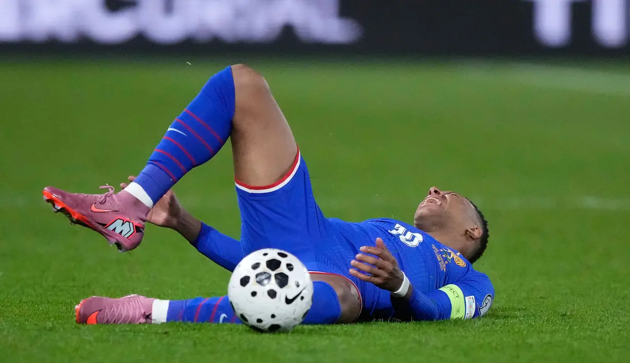 Nahas, nasib buruk menimpa Mbappe pada menit ke-83. Ia harus ditarik keluar akibat cedera pergelangan kaki kanannya yang kambuh. (AP Photo/Michel Euler)