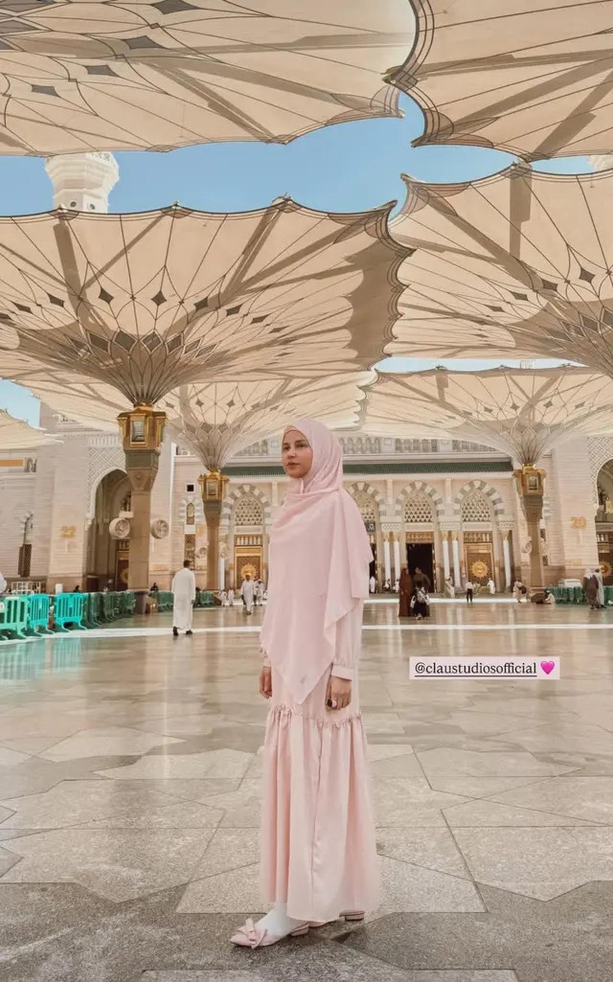 6 Potret Yunita Siregar Umroh, Gamis dan Hijab Pink Curi Perhatian