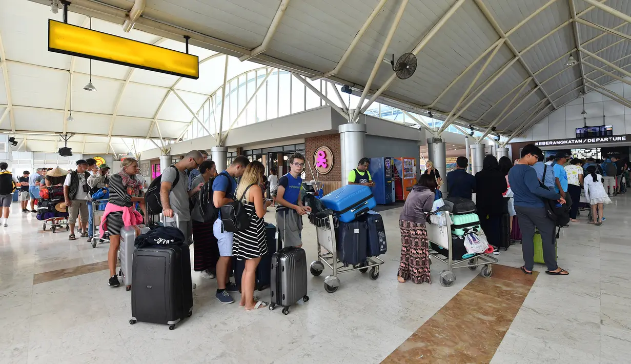 <p>Wisatawan antre memasuki terminal keberangkatan Bandara Lombok Praya di pulau Lombok, NTB, Senin (6/8). BNPB melaporkan Bandara Lombok Praya pada pagi ini menjalani aktivitas seperti biasa setelah gempa dahsyat berkekuatan 7,0 SR. (AFP/Adek BERRY)</p>