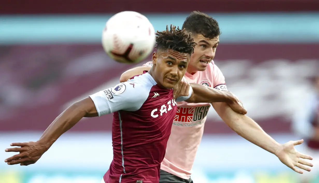 Pemain Aston Villa, Ollie Watkins, berebut bola dengan pemain Sheffield United, John Egan, pada laga Liga Inggris di Stadion Villa Park, Senin (21/9/2020). Aston Villa menang dengan skor 1-0. (Tim Goode/Pool via AP)
