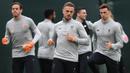 Gelandang Liverpool, Jordan Henderson, tampak serius saat latihan jelang laga Liga Champions di Melwood, Liverpool, Senin (23/4/2018). Liverpool akan berhadapan dengan AS Roma. (AFP/Paul Ellis)