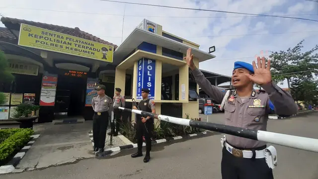 Polisi berjaga dan memeriksa tiap pengunjung Mapolres Kebumen. (Liputan6.com/Polres Kebumen/Muhamad Ridlo)