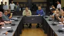 Menpora Imam Nahrawi (kiri – hadap lensa) memimpin pertemuan dengan 18 klub PSSI dan PT Liga Indonesia di Kantor Kemenpora, Jakarta, Senin (27/4/2015). Pertemuan berlangsung tertutup dan berakhir tanpa keputusan. (Liputan6.com/Helmi Fithriansyah)