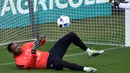 Steve Mandanda lahir di Zaire (Kongo). Saat masih belia, Mandanda dan keluarganya mengungsi ke Prancis dari kekejaman rezim Mobutu Sese Seko yang menguasai Kongo. (AFP/Jean-Christophe Verhaegen)