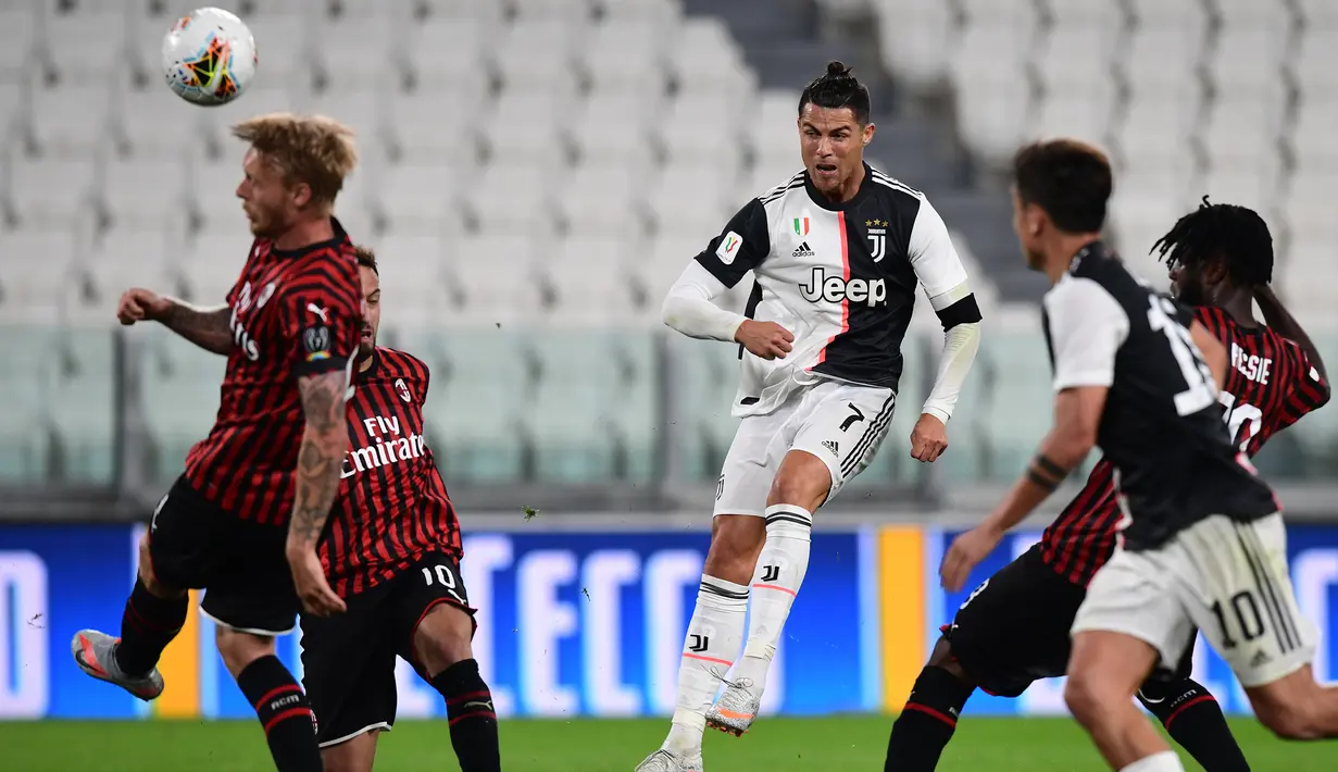 Penyerang Juventus, Cristiano Ronaldo, berusaha mencetak gol ke gawang AC Milan pada laga leg kedua semifinal Coppa Italia di Allianz Stadium, Sabtu (13/6/2020) dini hari WIB. Juventus lolos ke final usai bermain imbang 0-0 atas AC Milan. (AFP/Miguel Medina)