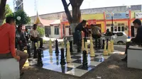 Warga Padang berkumpul untuk bermain catur dengan bidak berukuran raksasa.