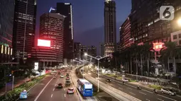 Suasana arus lalu lintas di Kawasan Sudirman, Jakarta, Kamis (24/9/2020). Pemerintah Provinsi (Pemprov) DKI Jakarta kembali memperpanjang Pembatasan Sosial Berskala Besar (PSBB) selama 14 hari ke depan hingga 11 Oktober untuk menekan laju penyebaran kasus covid-19. (Liputan6.com/Faizal Fanani)