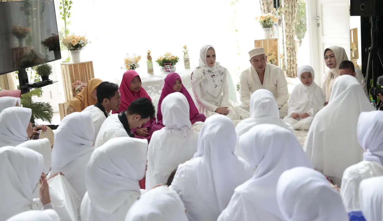 "Saya senang dengan warna putih, kelihatan bersih dan suci, insyaallah," kata Angel Lelga menjawab pertanyaan terkait nuansa putih pada pengajiannya. (Nurwahyunan/Bintang.com)