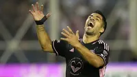 Reaksi pemain Inter Miami, Luis Suarez setelah gagal mencetak gol ke gawang Timnas El Salvador pada laga persahabatan yang digelar di Kota San Salvador, El Salvador, Sabtu (20/01/2024) pagi WIB. (AP Photo/Moises Castillo)