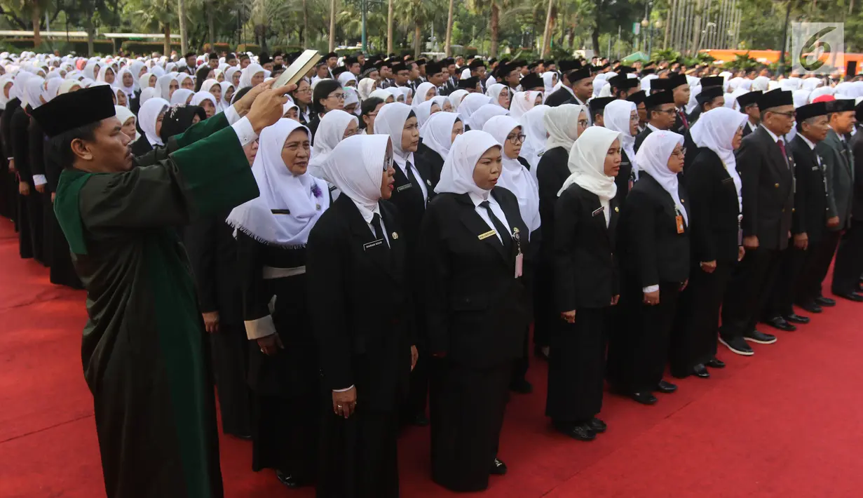 Pengambilan sumpah jabatan pejabat fungsional beragama Islam di halaman Balai Kota DKI Jakarta, Senin (4/6). Pengangkatan juga terdiri dari kenaikan jenjang jabatan ahli 10 orang dan pengangkatan dari jabatan tinggi 1 orang. (Liputan6.com/Arya Manggala)