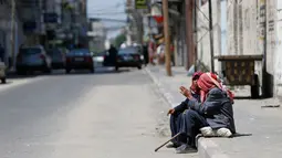 Warga duduk-duduk saat Hari Nakba di kamp pengungsian Al-Shati, Jalur Gaza, Palestina, Rabu (15/5/2019). Rakyat Palestina memperingati Hari Nakba di mana mereka eksodus dari tempat kelahirannya. (MOHAMMED ABED/AFP)