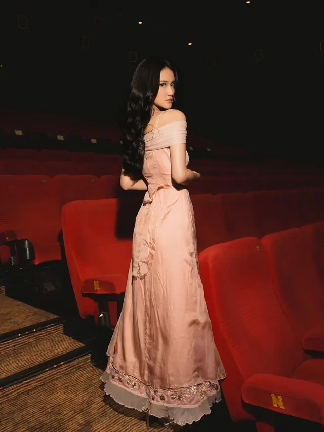Harleyava Princy di Gala Premier Rangga & Cinta, Bak Princess Aurora dalam Gaun Peach Buatan Sendiri