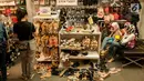 Calon pembeli melihat sepatu di salah satu toko saat Jakarta "Midnight Sale" di Mall Senayan City, Jakarta, Jumat (16/6). Acara Belanja Tengah Malam atau Midnight Sale menargetkan penjualan retail mencapai Rp16,54 triliun. (Liputan6.com/Gempur M Surya)