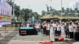 Massa yang tergabung dalam Aksi Bersama Menuntut Mahkamah Konstitusi (MK) Adil dan Benar melaksanakan salat Jumat di kawasan Patung Kuda, Jakarta Pusat, Jumat (19/4/2024). (Liputan6.com/Angga Yuniar)