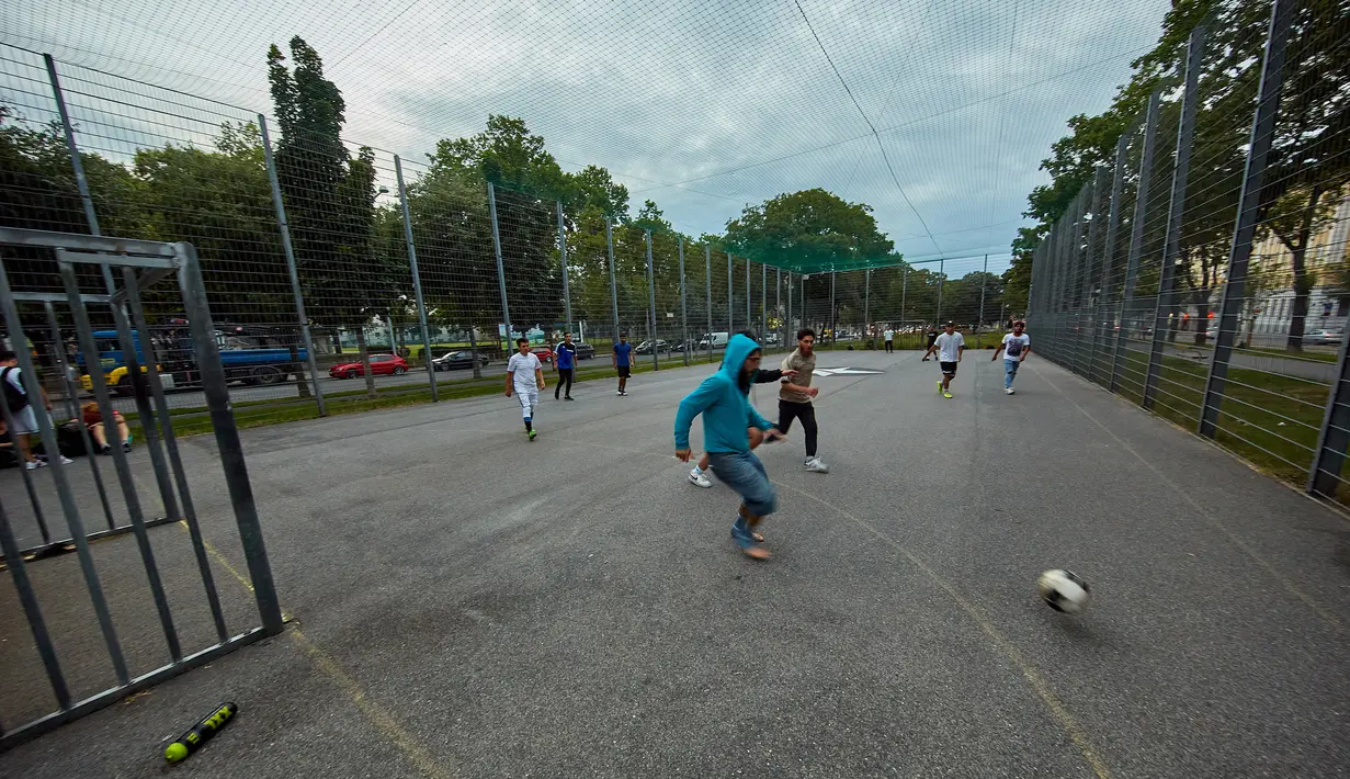 Sejumlah orang bermain sepak bola di sebuah taman olahraga jalanan di Wina, Austria, Rabu (8/7/2020). Sejumlah orang di Wina pergi ke taman olahraga jalanan untuk melakukan olahraga luar ruangan setelah pembatasan COVID-19 dicabut. (Xinhua/Georges Schneider)
