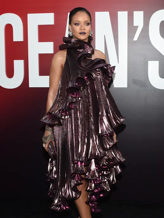 Penyanyi Rihanna berpose saat menghadiri pemutaran perdana film  "Ocean's 8" di Alice Tully Hall di New York (5/6). Rihanna tampil mempesona dengan gaun terry metalik, ciptaan Givenchy. (AP Photo/Evan Agostini)
