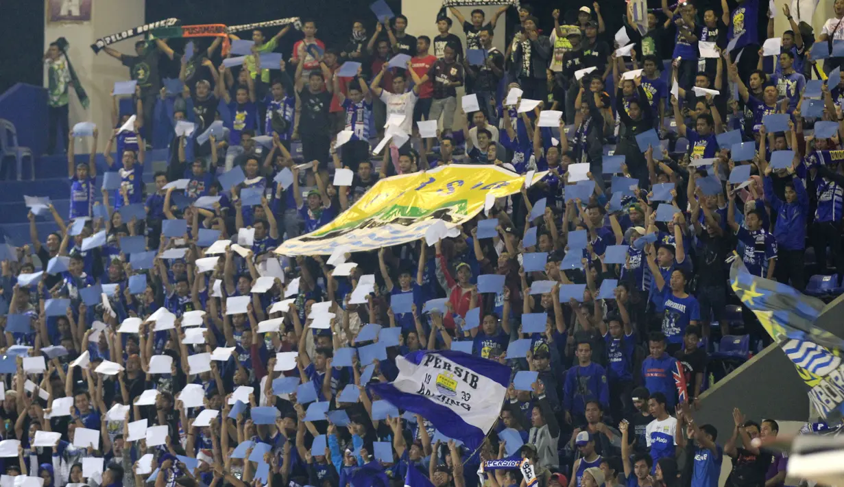 Aksi suporter Persib dalam laga melawan Borneo FC di leg pertama perempatfinal Piala Presiden 2015 di Stadion Segiri, Samarinda, Minggu (20/9/2015). (Bola.com/M. Ridwan)