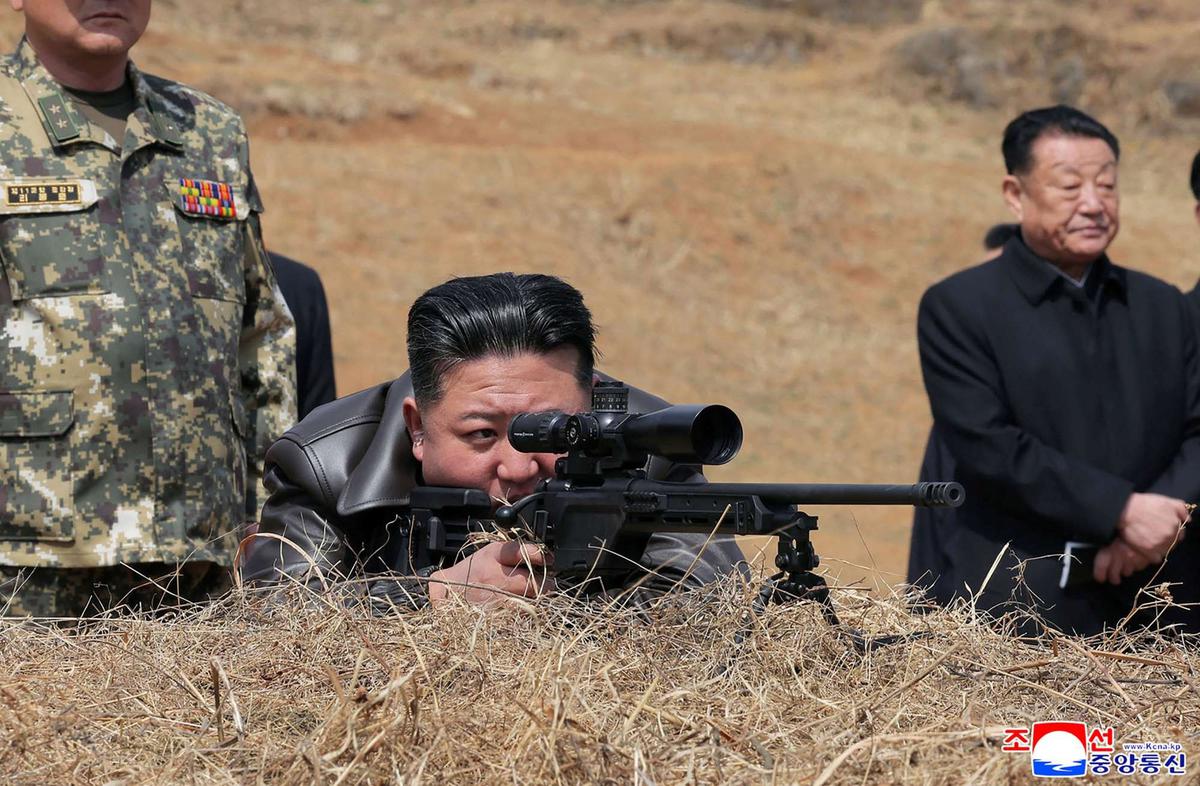 Kim Jong-un jajal senapan sniper Korea Utara