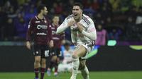 Penyerang Juventus Dusan Vlahovic berselebrasi setelah mencetak gol kedua timnya ke gawang Salernitana dalam laga Serie A 2023/2024 giornata 19 di Stadio Arechi, Senin (8/1/2024) dini hari WIB. (Alessandro Garofalo/LaPresse via AP)