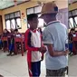 Momen haru perpisahan anak SD ketika satu siswa pindah sekolah. (Sumber: TikTok @watynur)