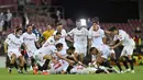 Pemain Sevilla merayakan kemenangan atas Inter Milan pada final Liga Europa 2019/2020 di Stadion RheinEenergie, Sabtu (22/8/2020) dini hari WIB. Sevilla menang 3-2 atas Inter Milan. (AFP/Martin Meissner/pool)