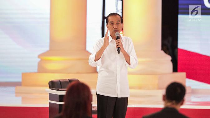 Calon presiden nomor urut 01 Joko Widodo atau Jokowi memberi paparannya dalam debat kedua Pilpres 2019 di Hotel Sultan, Jakarta, Minggu (17/2). Debat bertema energi, pangan, infrastruktur, SDA, dan lingkungan hidup. (/Faizal Fanani)