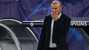 Pelatih Real Madrid, Zinedine Zidane, memperhatikan pemainnya saat menghadapi Shaktar Donetsk pada laga Liga Champions 2020/2021 di Estadio Alfredo Di Stefano, Rabu (21/10/2020) malam WIB. Real Madrid kalah 2-3 oleh Shaktar Donetsk. (AFP/Gabriel Bouys)
