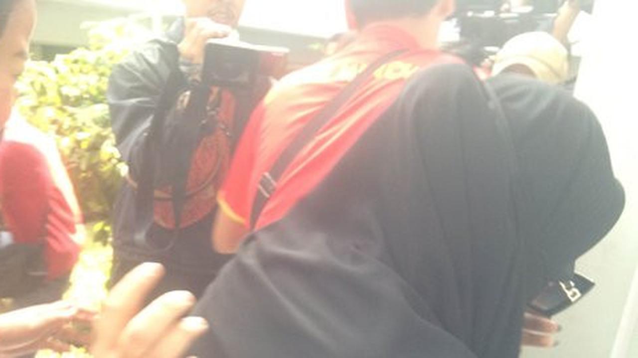 Usai jalani sidang mucikari artis, model seksi AA cuma teriak 'au