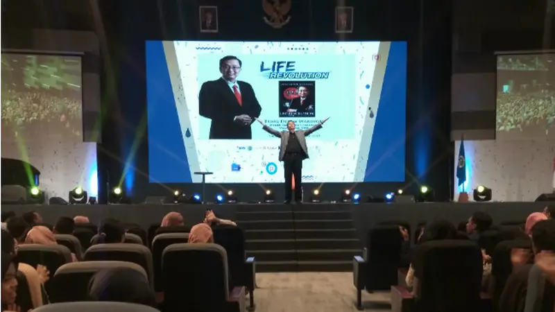 Motivator Tung Desem Beri Motivasi Peserta Emtek Goes to Campus 2018 di Surabaya