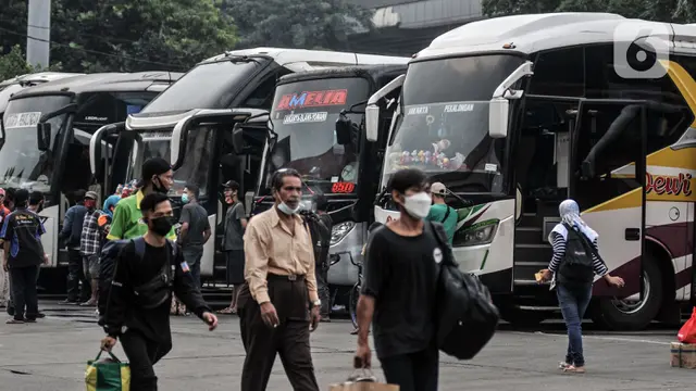FOTO: Jumlah Penumpang Bus AKAP di Terminal Kampung Rambutan Melonjak