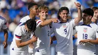 Timnas Amerika Serikat U-20 tampil meyakinkan di ajang Piala Dunia U-20 2023 dengan lolos ke babak perempatfinal tanpa sekalipun kebobolan sejak fase grup. Dalam laga terakhir menghadapi Selandia Baru di babak 16 besar, Amerika Serikat menang telak 4-0 di Malvinas Argentinas Stadium, Mendoza, Argentina, Rabu (31/5/2023) dini hari WIB. Kesuksesan Amerika Serikat menjaga gawangnya tetap steril hingga babak 16 besar tentu karena didukung oleh lini belakang yang solid. (AP Photo/Natacha Pisarenko)