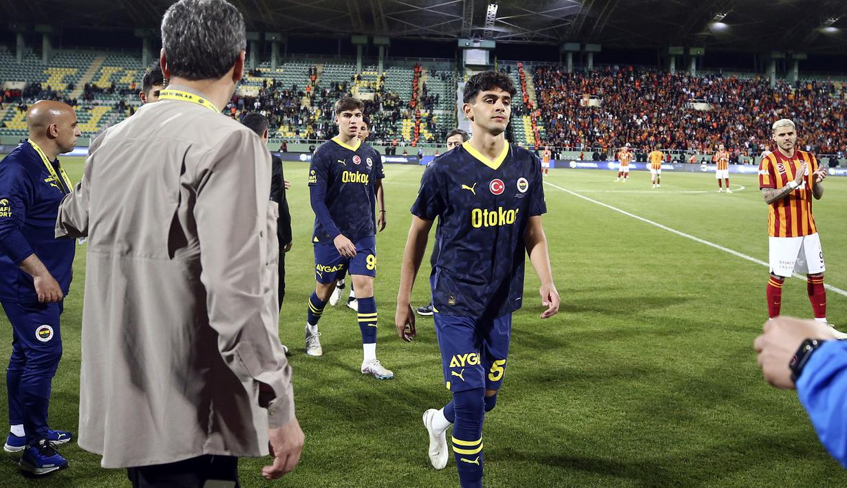 Keputusan tersebut membuat Fenerbahce geram dan bahkan mengancam untuk meninggalkan Liga Turki. Skuad berjuluk Sarı Kanaryalar itu menyebut keputusan mundur ini semata bukan soal agenda pertandingan. Mereka berharap ada perbaikan total dari federasi soal sepakbola Turki. (AP Photo/Dia Images/Huseyin Yavuz)