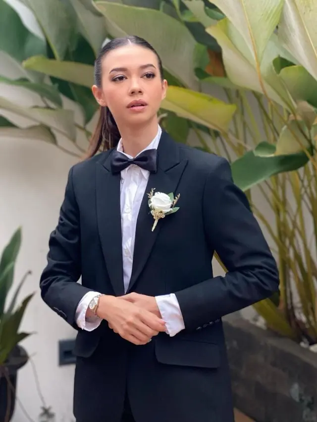 7 Potret Yuki Kato Jadi Groomsmen, Tetap Cantik dengan Gaya Maskulin
