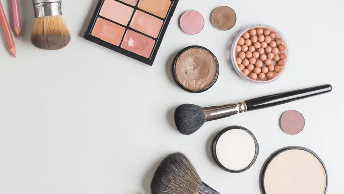 5 Trik Makeup Sederhana untuk Highlight Fitur Terbaik Wajahmu [Dok/freepik.com]