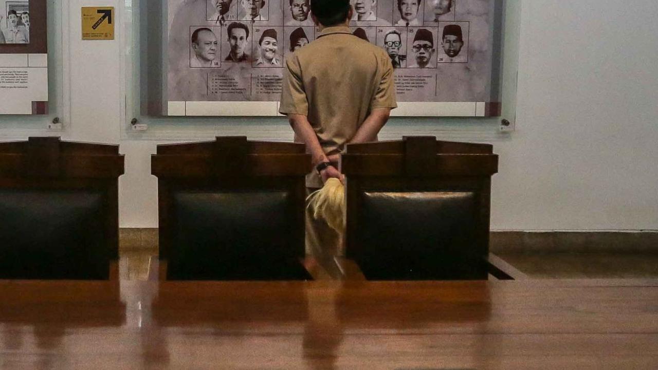 Yang jelas, di rumah ini naskah Proklamasi dirumuskan oleh Sukarno, Mohammad Hatta dan Ahmad Soebardjo untuk kemudian diketik oleh Sayuti Melik pada Jumat dini hari, 17 Agustus 1945.