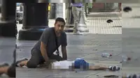 Kisah Pilu Foto Pria Tenangkan Bocah Korban Teror Barcelona (news.com.au)