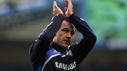 Palang pintu Chelsea, John Terry, pernah berselingkuh dengan istri rekan setimnya, Wayne Bridge. Akibat kasus itu Terry kehilangan jabatan kapten timnas Inggris pada Piala Dunia 2010. (AFP/Geoff Caddick)