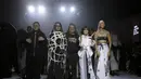 Chitra Subyakto menggandeng seniman ternama Eko Nugroho dan desainer visual Felix Tjahyadi untuk sebuah kolaborasi yang epic dalam tajuk 'Republik Sebelah Mata'. [Foto: Fimela/ Daniel Kampua]