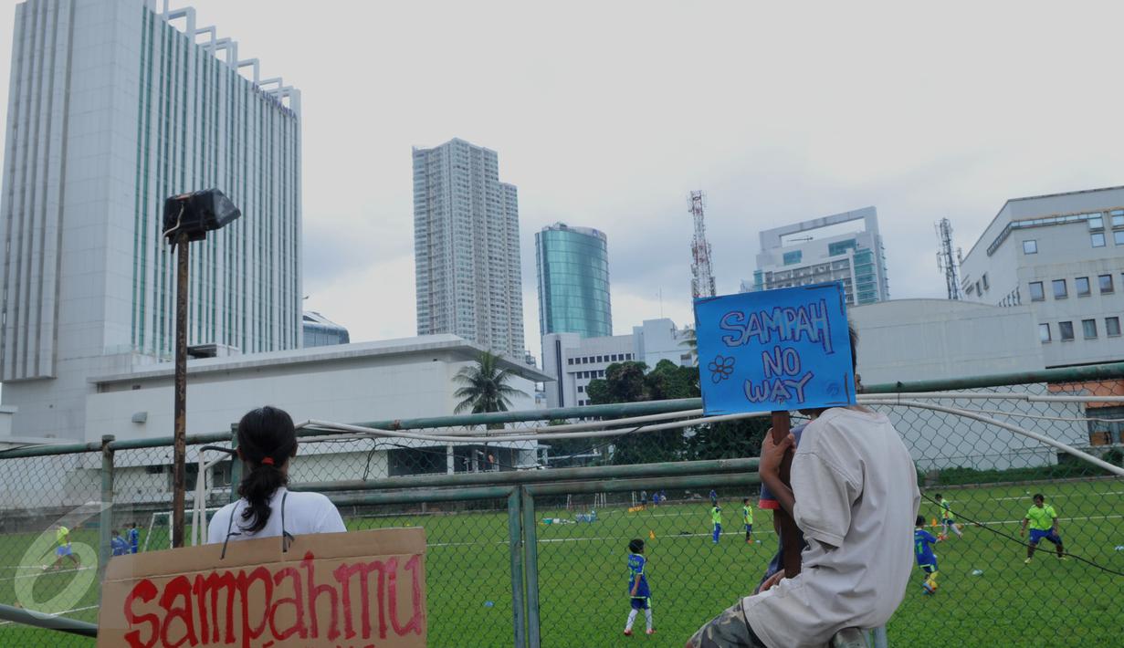  Anak - anak membawa papan bertuliskan "Sampah No Way" saat melakukan aksi bersih - bersih sampah di kawasan Pasar Festival Kuningan, Jakarta, (21/2).  Kegiatan ini dalam memperingati Hari Peduli Sampah Nasional 2016. (Liputan6.com/Faisal R Syam)